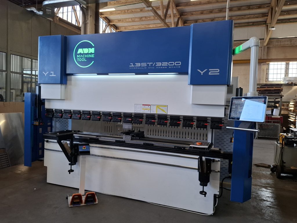 Pressa piegatrice ibrida WAD 135/3200 a 7 assi di ADH Italia presso Tecno Meccanica Pomezia