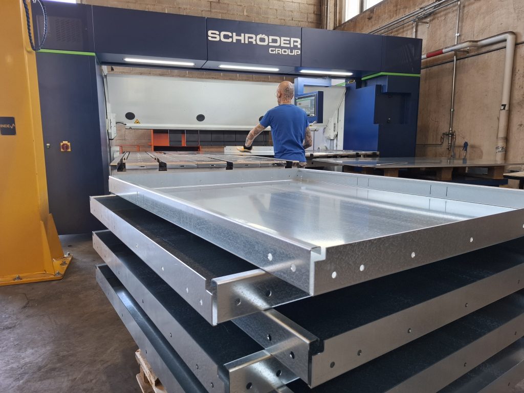 Pannellatrice tangenziale PowerBend Industrial, di Schröder, distribuita da Evomach e acquistata da Tomatis Lamiere per una maggiore efficienza nella piegatura