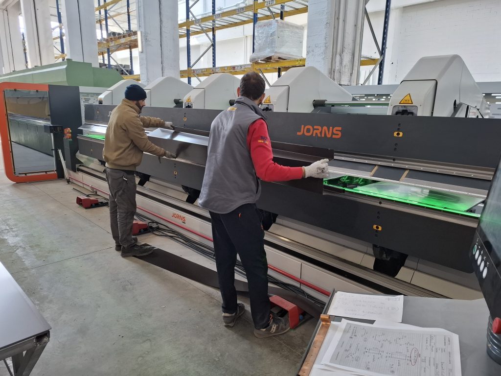 La piegatrice a doppia bandiera JORNS JDB 150 - 6.400installata in Unimetal Genova