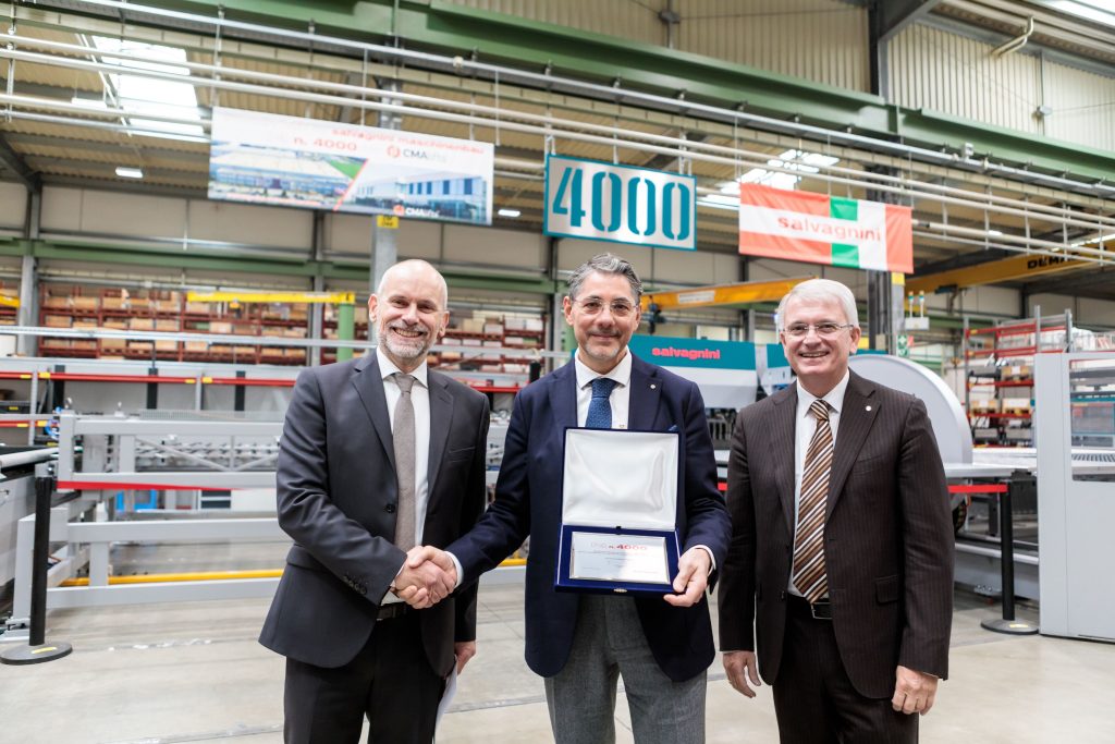 Salvagnini presenta la 4.000ª pannellatrice P4-3220. Giulio Caputo, Co-CEO CMAlifts, tra Tommaso Bonuzzi, Direttore Sales & Marketing Salvagnini, e Wolfgang Kunze, Direttore Tecnico Salvagnini Maschinenbau