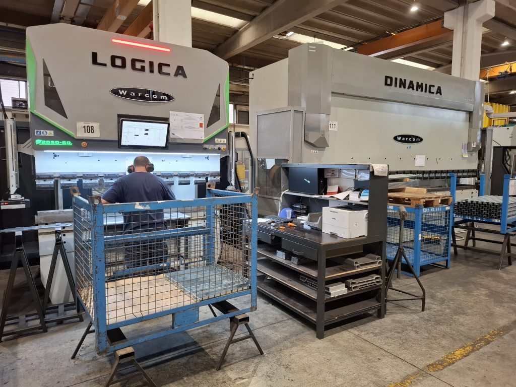 Scattolini dispone di nove presse piegatrici Warcom