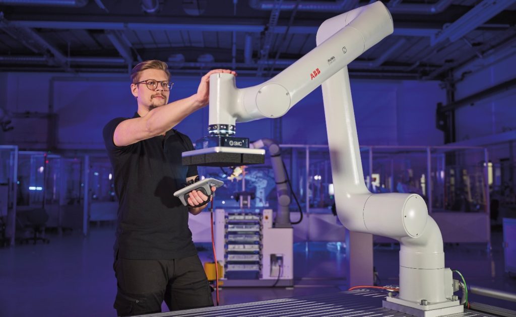 ABB Robotics colma il gap tra cobot e robot industriali