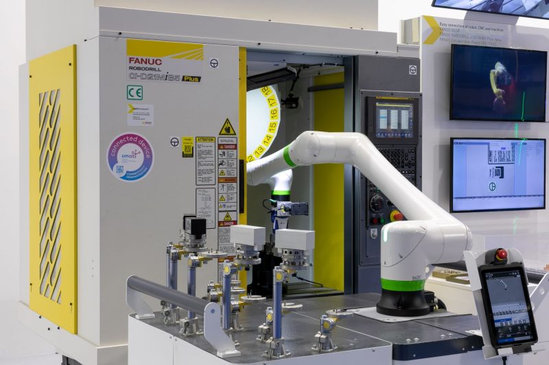 Automatizzare l’asservimento macchina con i cobot CRX di FANUC