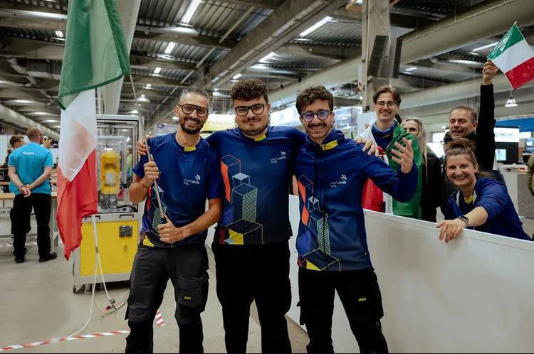 Medaglia d’Eccellenza nella robotica al EuroSkills 2025, vince il Team Italia