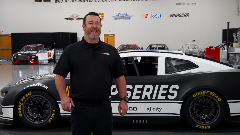 Hank Fowler, responsabile della produzione del Centro R&S di NASCAR, si affida agli utensilie alle competenze tecniche di Kennametal