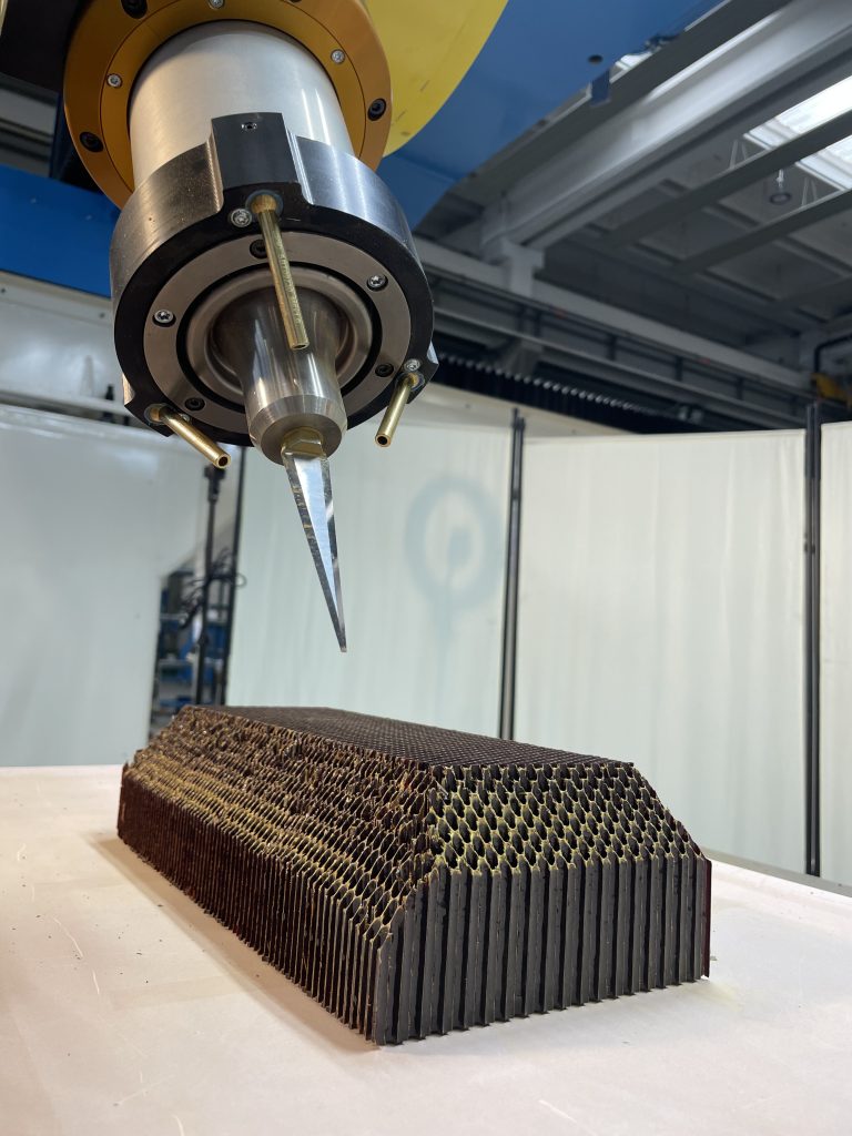 GrandSpeeder Ultra di Jobs può essere equipaggiata con diversi optional, tra cui spicca JOBSonic, l’accessorio ultrasonico per il taglio dei materiali honeycomb