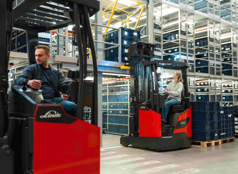 Compattezza, controllo e prestazioni da carrelli retrattili