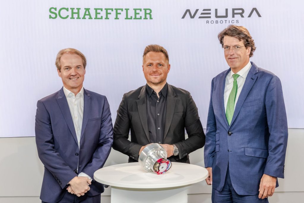 Da sinistra: Andreas Schick (Chief Operating Officer di Schaeffler AG), David Reger (CEO e fondatore di Neura Robotics) e Klaus Rosenfeld (CEO di Schaeffler AG), hanno siglato la partnership tecnologica.