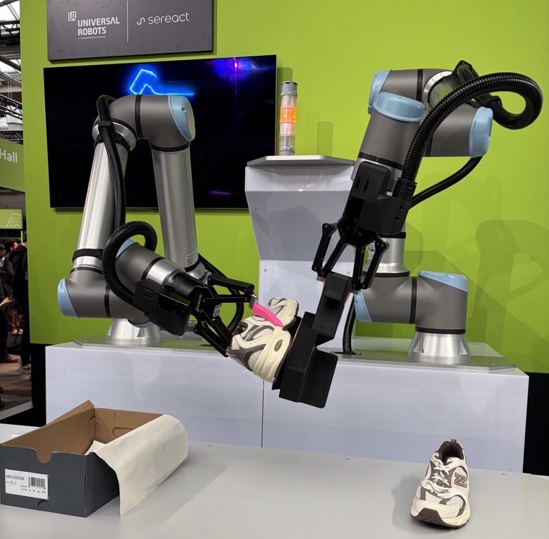 Physical AI di Sereact con cobot industriali Universal Robots