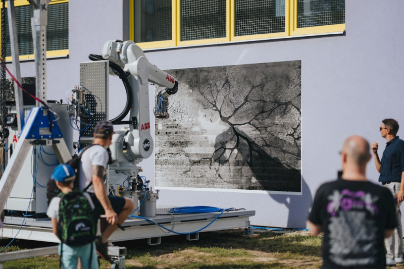 La fabbrica incontra la street art: ABB porta l’AI e la robotica sui muri di Mladá Boleslav