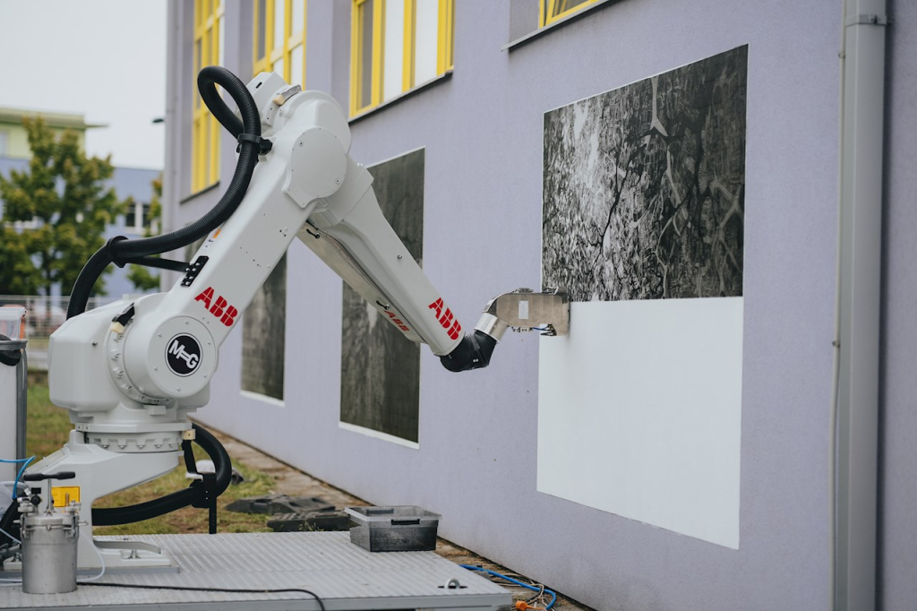 La fabbrica incontra la street art: ABB porta l’AI e la robotica sui muri di Mladá Boleslav